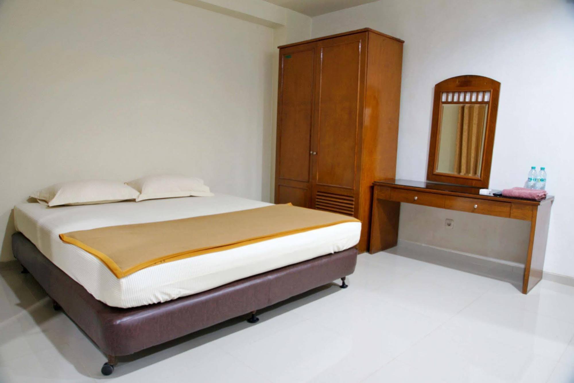 RedDoorz @ Panglima Sudirman Hotell Surabaya Eksteriør bilde