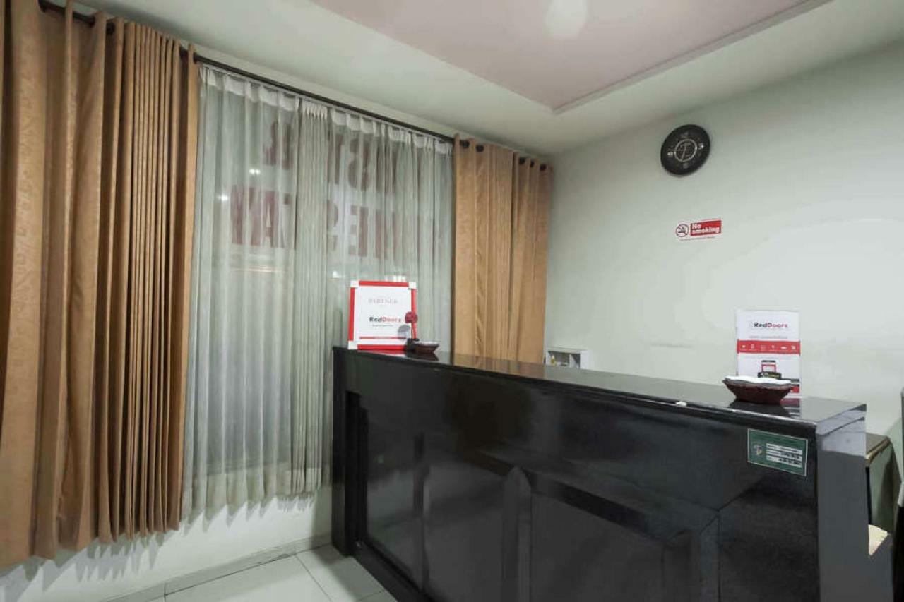 RedDoorz @ Panglima Sudirman Hotell Surabaya Eksteriør bilde